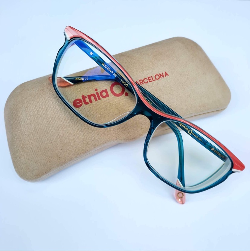 progresszív lencsével készült női szemüveg klasszikus acetát keretben