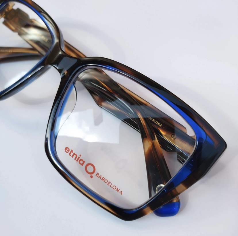 Vastag acetát szemüvegkeret, mely napszemüvegként is elkészíthető
