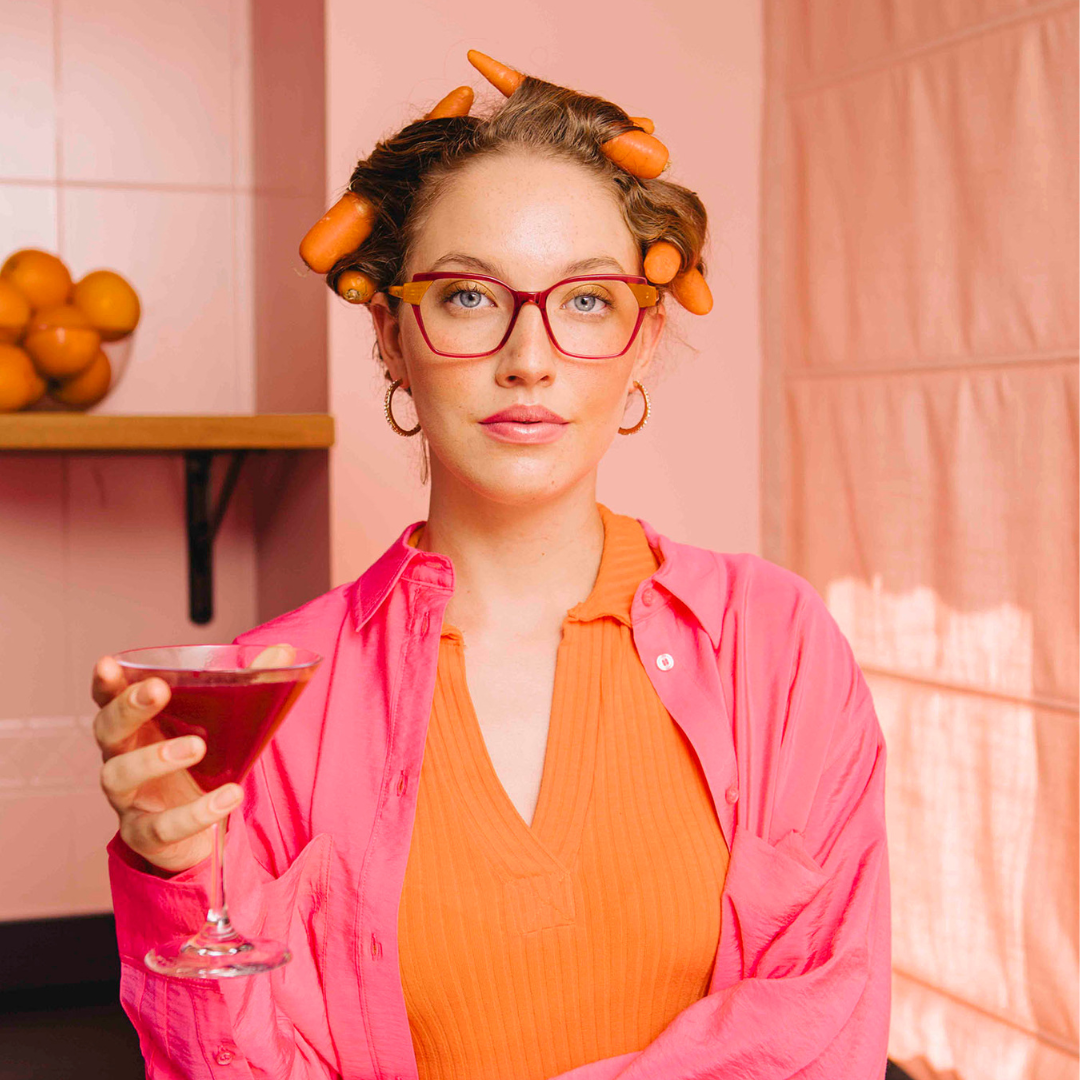 Woodys pink és narancs szemüveget viselő nő